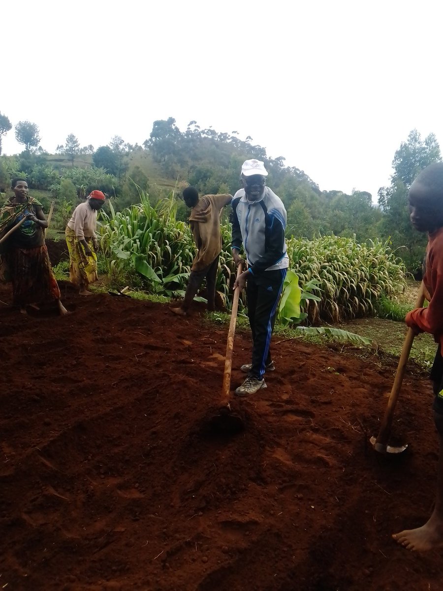 CRyansoro's tweet photo. Mu bikorwa rusangi vyo kuri uyu wa gatandatu, igenekerezo rya 14.10.2023, Musitanteri wa komine Ryansoro Sinzobashirwako Joseph yifadikanije n'abenegihugu bo ku mutumba #Ntunda mu kwagura amabarabara y'imigenderanire.@Gitega @MininterInfosBi #Burundi 1/2 https://t.co/mdIeKVw3g0