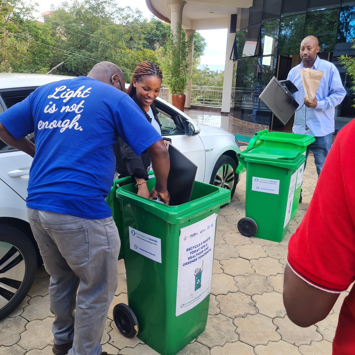 SdgCst's tweet photo. Today, SDG Hub joined the E-waste roadshow at @kimironkosecto6 market. Let's make difference by responsibly disposing of electronic waste and shifting our focus from profit to sustainable product design. #EwasteDay @EnviroserveRw @REMA_Rwanda @giz_rwanda @UNDP_Rwanda @GGGI_Rwanda https://t.co/4PEtGFr0JI