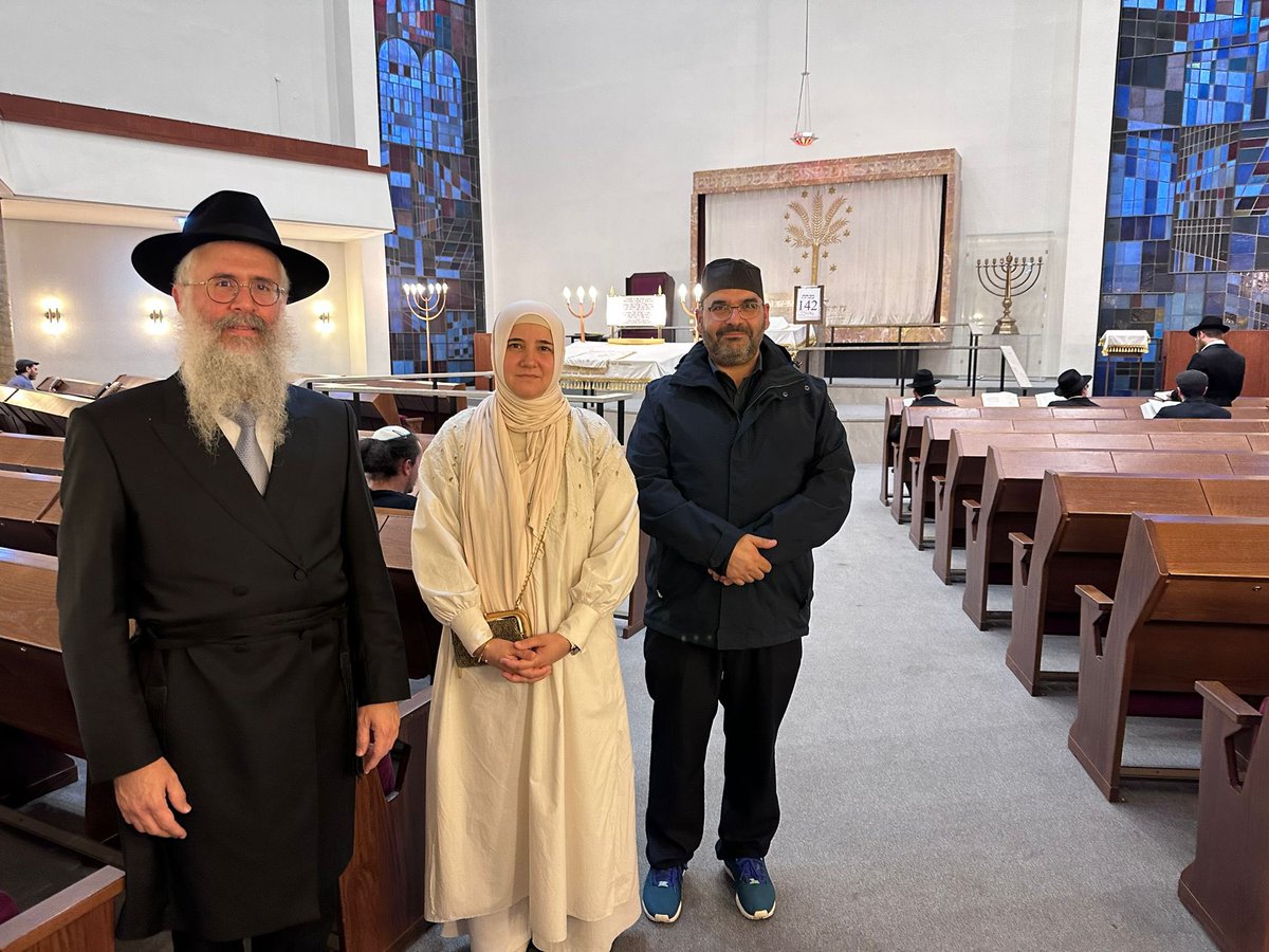 In Hamburg ist das anders. 
Die jüdische Gemeinde erhält und dankt für Hunderte von Solidaritätsbotschaften und -besuchen. Am Freitag kam der Vorstand der SCHURA Rat der islamischen Gemeinschaften in HH Özlem Nas und <a href="/keyman_hamburg/">Fatih Yıldız</a> zu einem Solidaritätsbesuch in die Synagoge. 🙏