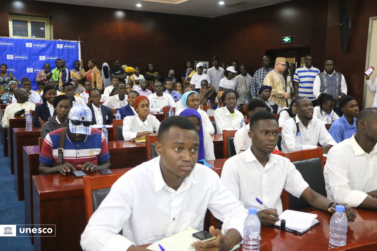 UnescoBamako's tweet photo. Cette campagne d’information et de sensibilisation vise à atteindre plus de 5 000 scolaires et universitaires et plus de 3 millions de maliens dans leurs langues nationales à travers les radios communautaires et des actions citoyennes de proximités pour la sensibilisation. 2/2 https://t.co/Qe70pihW1U