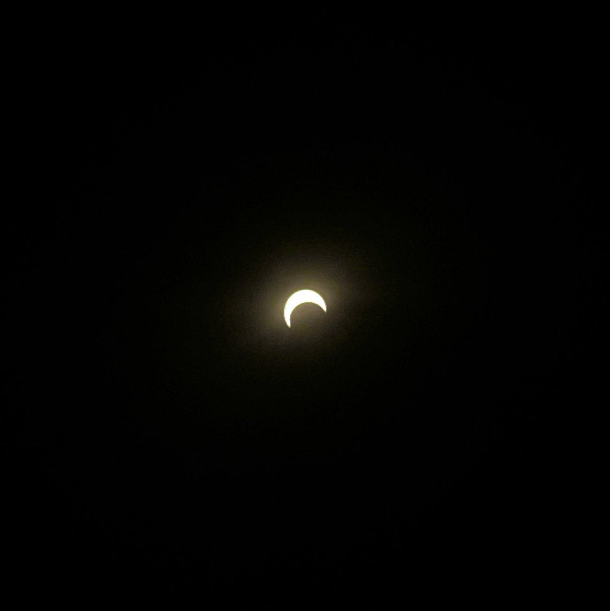 benjaminjjarvis's tweet image. In other #space news. I was able to capture the eclipse with my phone. All thanks to the stranger that let me borrow their eclipse glasses! #Eclipse #EclipseSolar