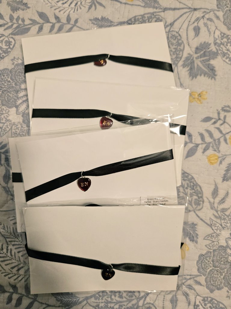 heyitsauri's tweet photo. I'm also passing out 6  lightstick bows and 7 lightstick bracelets. I also made 4 chokers. If anyone wants to reserve any of the chokers or lightstick bows, dm . https://t.co/aOINiHRYm5