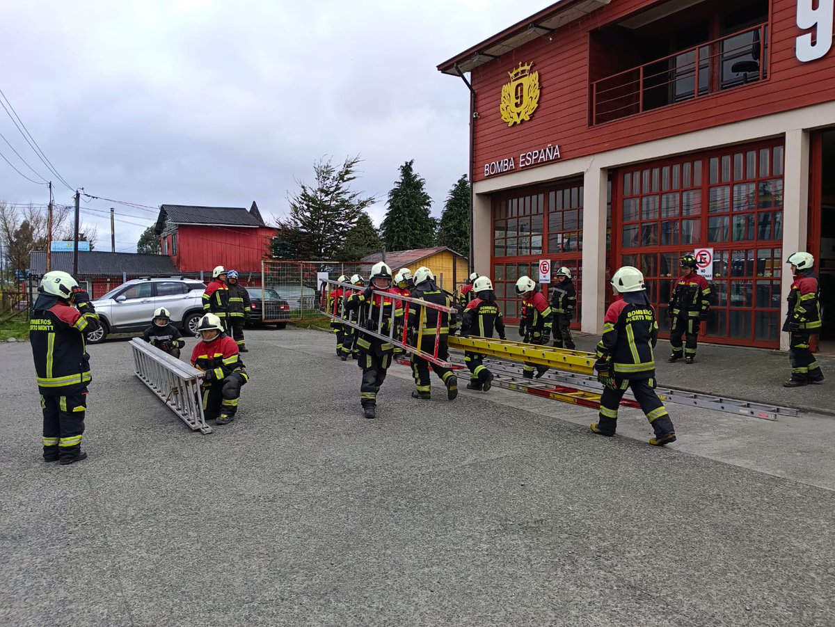 ANB_LosLagos's tweet photo. 20 Bomberos del CB.Puerto Montt realizan el Curso de Escalas para el Control de Incendios. @ANB_Chile @consejo10 https://t.co/7OdpC6vAik