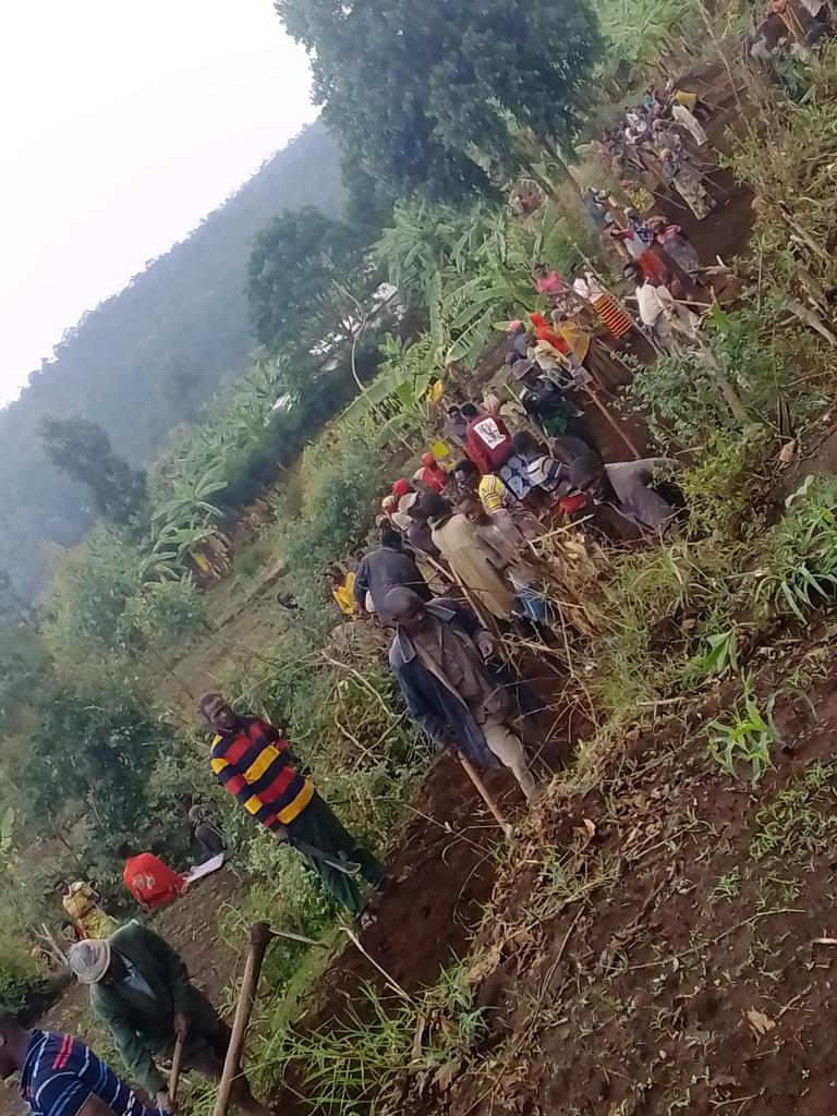 CRyansoro's tweet photo. Mu bikorwa rusangi vyo kuri uyu wa gatandatu, igenekerezo rya 14.10.2023, Musitanteri wa komine Ryansoro Sinzobashirwako Joseph yifadikanije n'abenegihugu bo ku mutumba #Ntunda mu kwagura amabarabara y'imigenderanire.@Gitega @MininterInfosBi #Burundi 1/2 https://t.co/mdIeKVw3g0
