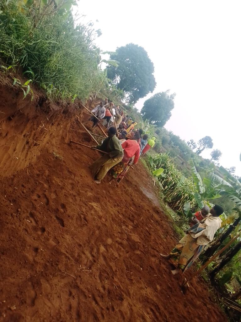 CRyansoro's tweet photo. Mu bikorwa rusangi vyo kuri uyu wa gatandatu, igenekerezo rya 14.10.2023, Musitanteri wa komine Ryansoro Sinzobashirwako Joseph yifadikanije n'abenegihugu bo ku mutumba #Ntunda mu kwagura amabarabara y'imigenderanire.@Gitega @MininterInfosBi #Burundi 1/2 https://t.co/mdIeKVw3g0