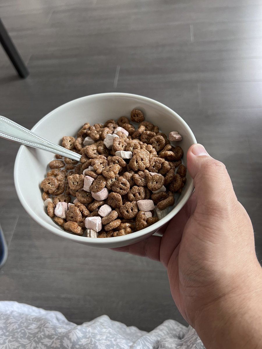 MatamorosGuridi's tweet image. Así mi vista al medio día con un deli cereal #CountChocula 🥣🍁🇨🇦🌧️
#NorthVancouver