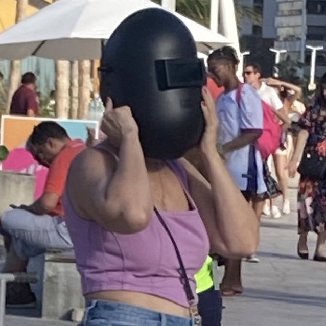 🚨GRAVE: Brasileira usa capacete de serralheiro para tentar observar o eclipse solar. #EclipseSolar
