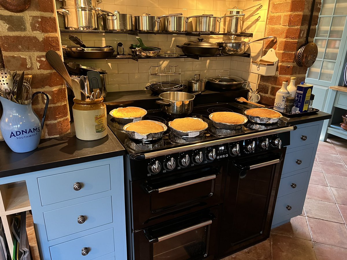 FelicityKnowls's tweet photo. Spent the day #baking away with @ChrisW_illumina at Mrs Portly’s. Thanks @LindaDuffin for such an enjoyable day. The freezer is full of tasty treats now! https://t.co/gOP40ybaGM