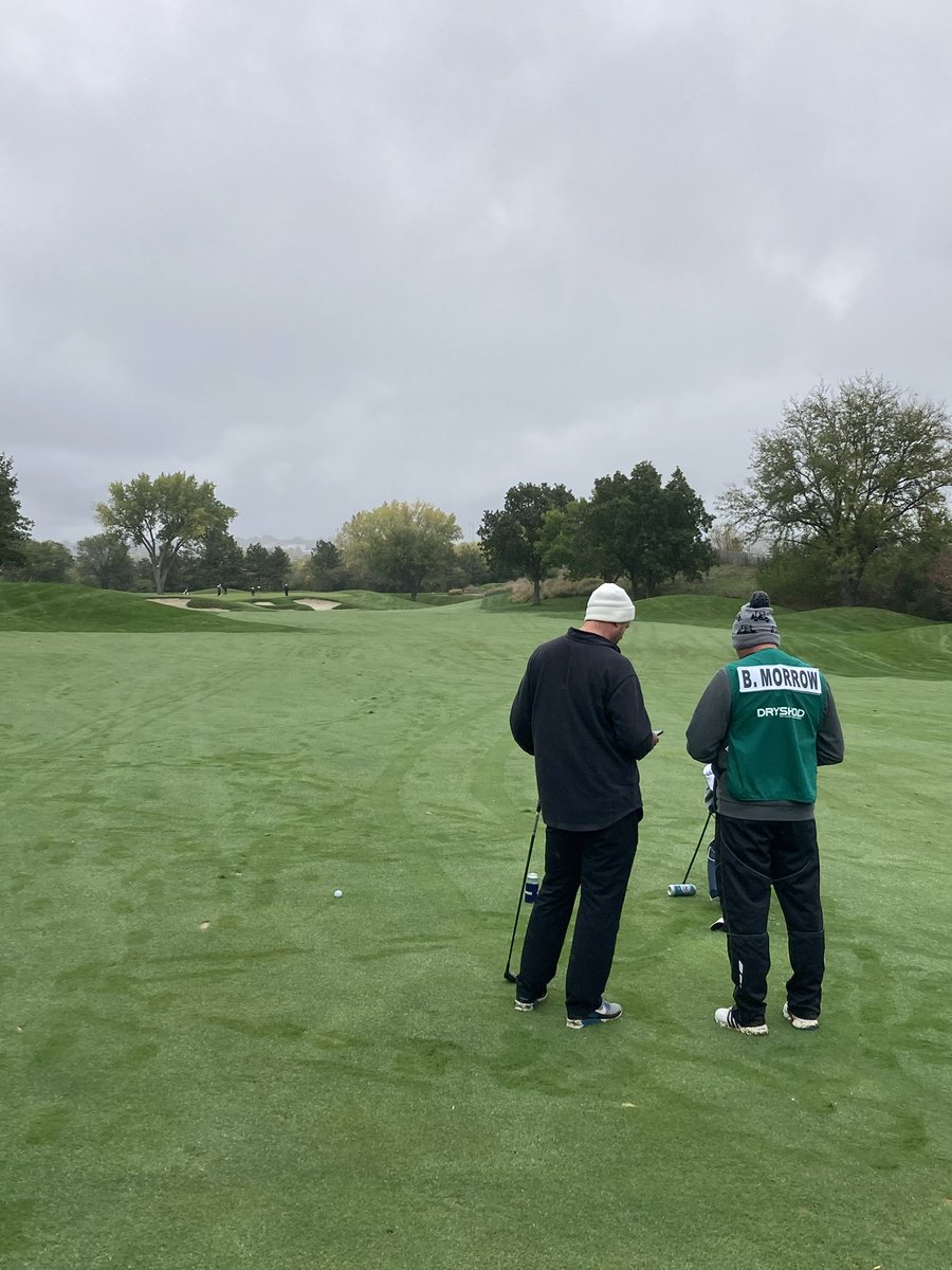 Brett Morrow talking things over with his Looper Shawn Benge #StateFarmShawnBenge #Looper23