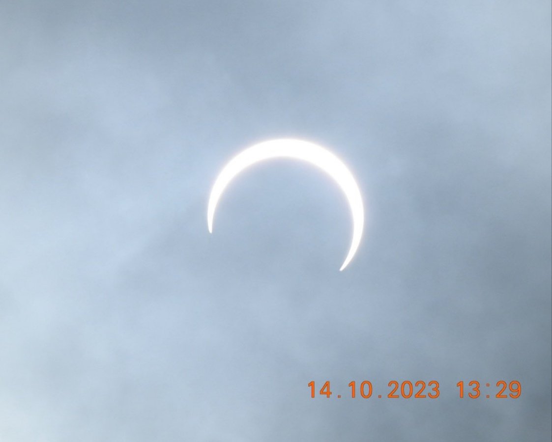 acuariotv's tweet photo. Estas dos fotografías (1ra de Sonsón y 2da. en Rionegro) nos las envían nuestros seguidores, donde se muestra la manera cómo se vio el #EclipseSolar en el #OrienteAntioqueño, fenómeno natural que ha tenido a muchas personas expectantes observando el cielo.
#EclipseAnularDeSol https://t.co/6zSOOgBCLn