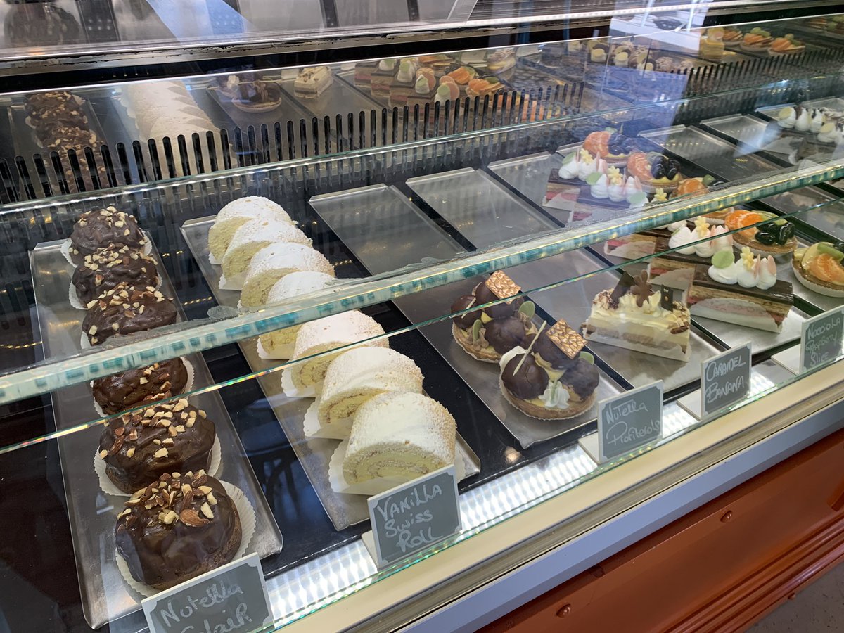 maltatou's tweet photo. 【Michele’s Cafe &amp; Restaurant】

ランチもデザートも楽しめるカフェ☕️

デザートがどれも魅力的で、一個がお腹いっぱいになるぐらい大きい😄

私がいただいたフルーツタルトは中にたっぷりカスタードが入っていて、フルーツの酸味とよく合いました😆

#malta  #マルタ #ヨーロッパ旅行 https://t.co/whTcfawe1j