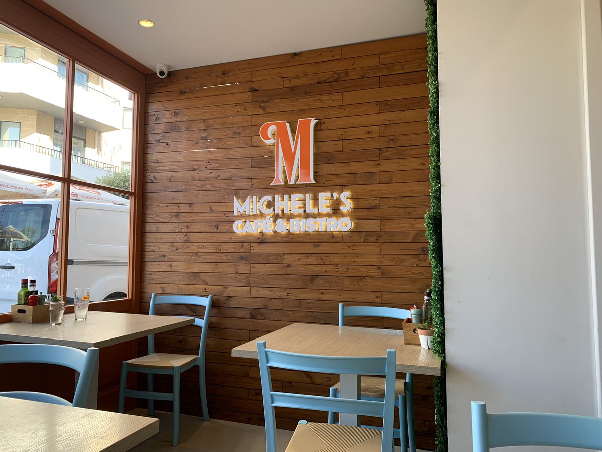 maltatou's tweet photo. 【Michele’s Cafe &amp; Restaurant】

ランチもデザートも楽しめるカフェ☕️

デザートがどれも魅力的で、一個がお腹いっぱいになるぐらい大きい😄

私がいただいたフルーツタルトは中にたっぷりカスタードが入っていて、フルーツの酸味とよく合いました😆

#malta  #マルタ #ヨーロッパ旅行 https://t.co/whTcfawe1j