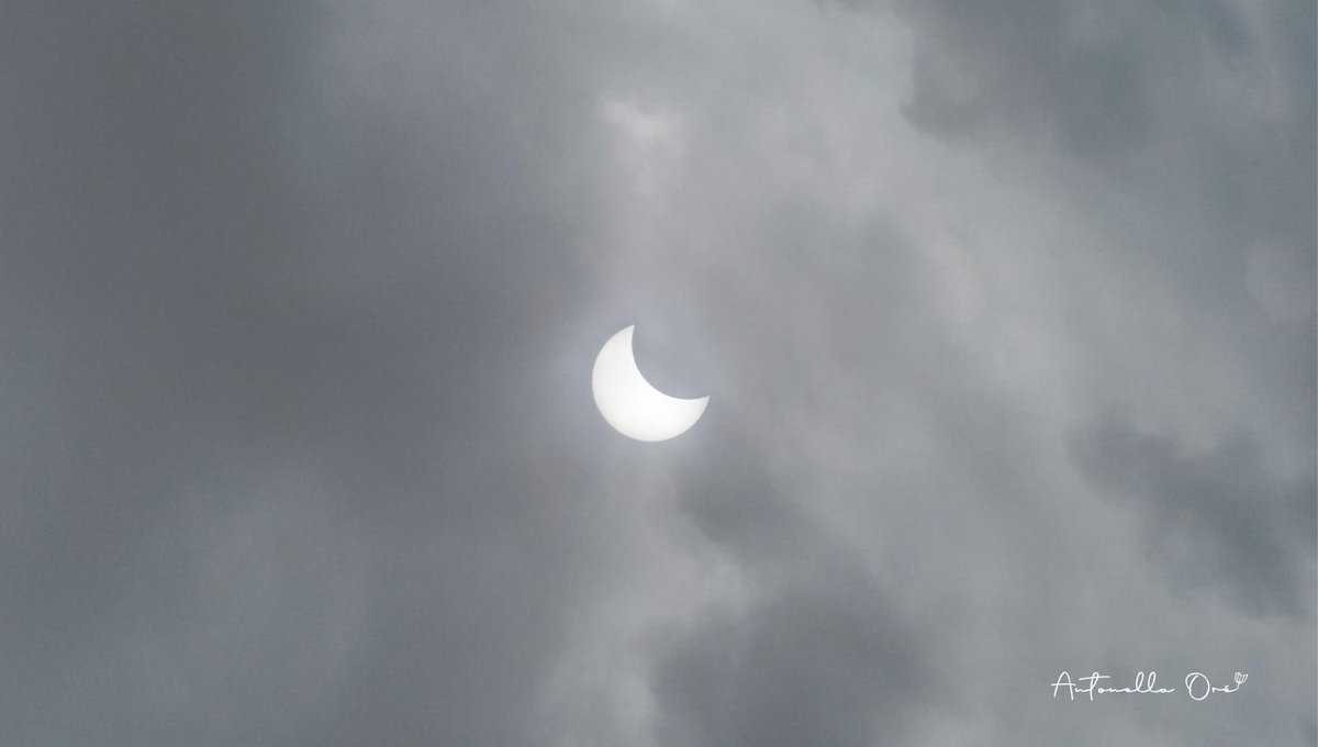 AntonellaOre's tweet photo. Erase una vez una historia feliz, ahora solo un cuento de horror..... lo poquito que se dejó ver desde Lima.   #EclipseSolar #Eclipse #Perú https://t.co/qdFhO6CzSv
