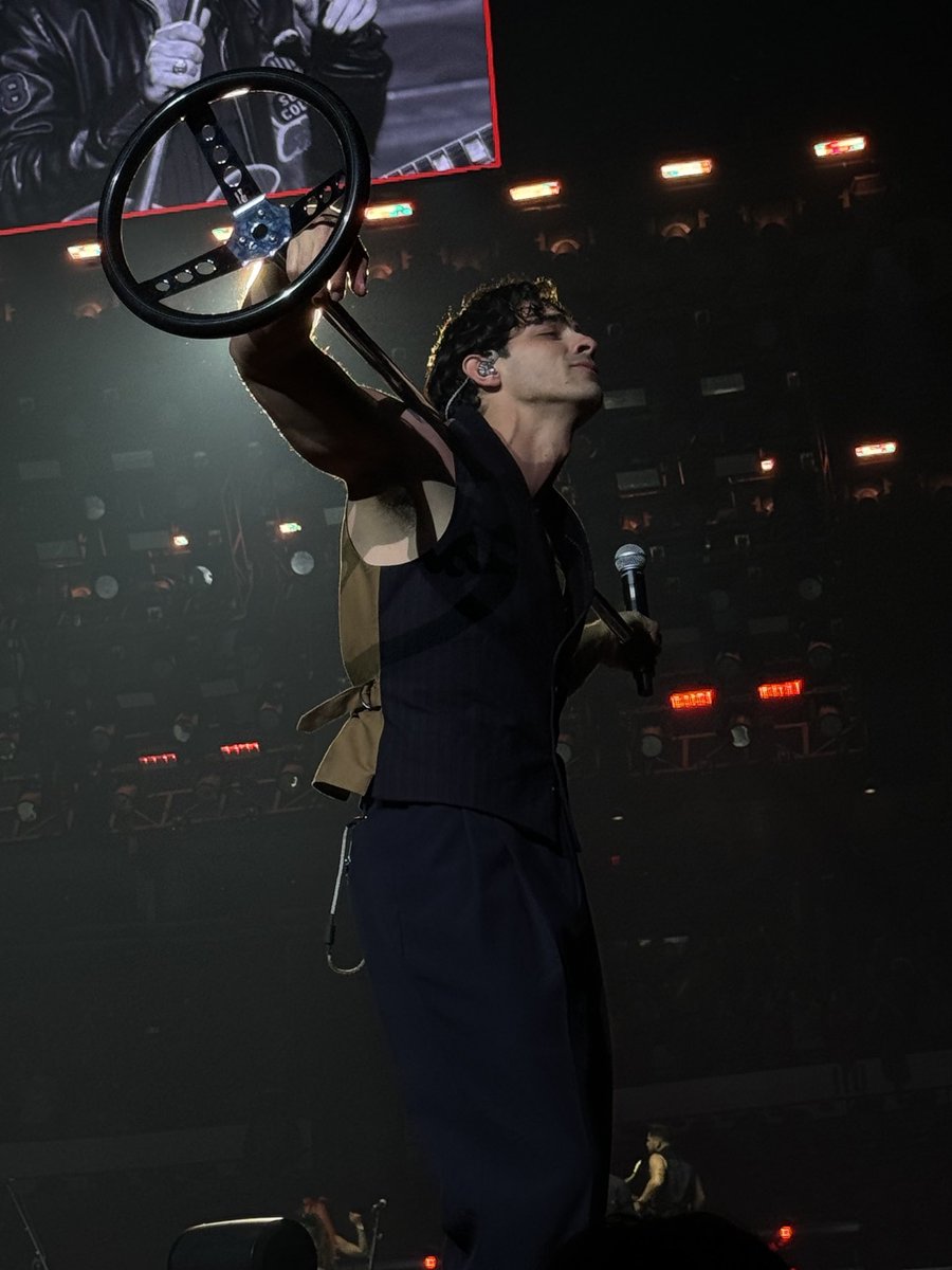kevsjunk's tweet photo. Do you think if I ask nicely he’ll hit me with the mic stand? https://t.co/tDvNkJhkwW