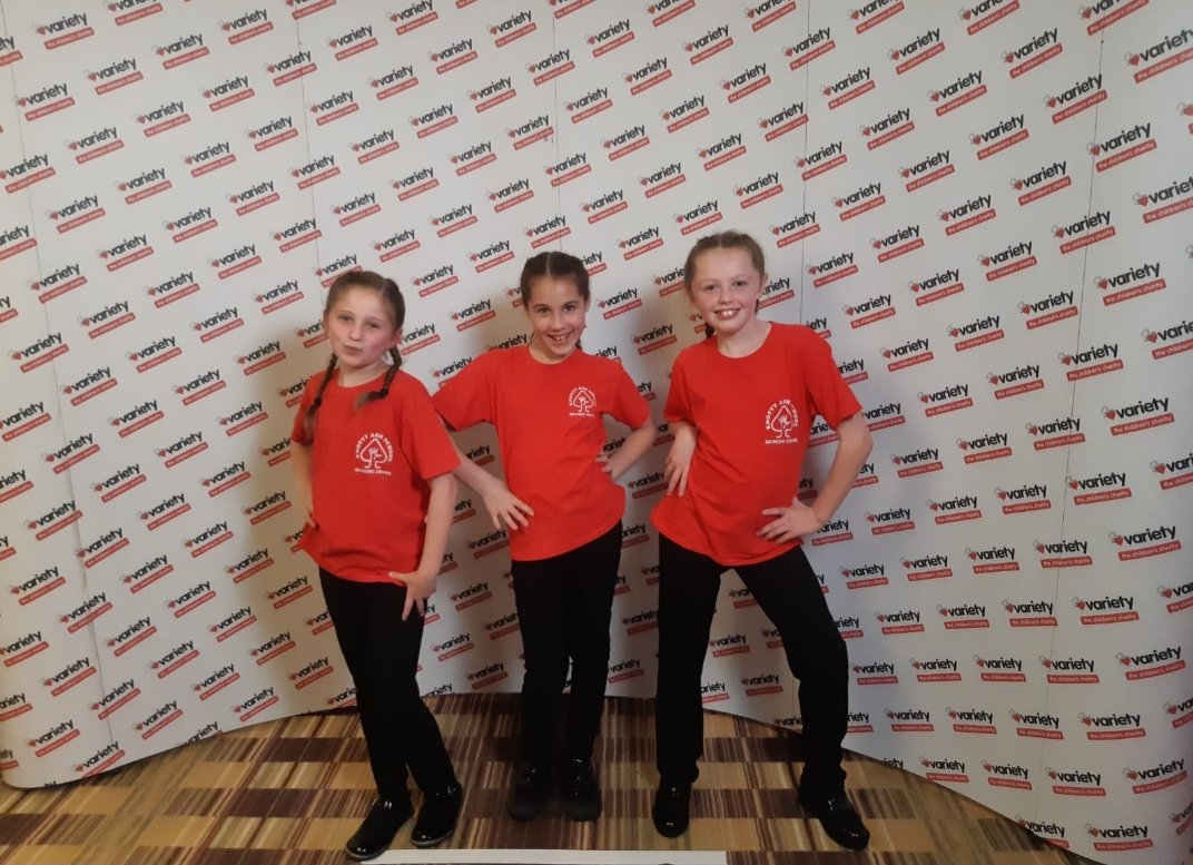 KA_SigningChoir's tweet photo. 👋🏼 Thank you @garymillar we love 
 striking a pose💃🏽🕺with our choir t.shirts @VarietyNW
#LegendsofIdustryAwards 
#HiltonManchester 
#breakingdownbarriers 
#strikeapose🕺💃🏽🕺🏽💃🏼
#makingmemories
#havingfun😂 https://t.co/yZe66ONYBN