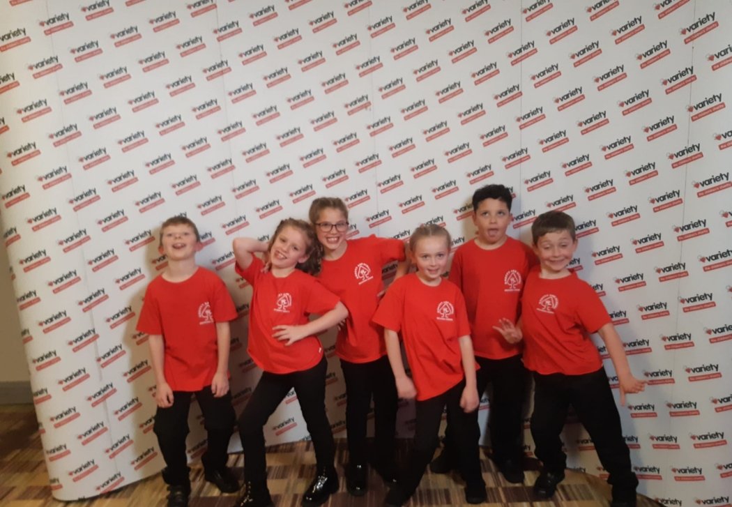 KA_SigningChoir's tweet photo. 👋🏼 Thank you @garymillar we love 
 striking a pose💃🏽🕺with our choir t.shirts @VarietyNW
#LegendsofIdustryAwards 
#HiltonManchester 
#breakingdownbarriers 
#strikeapose🕺💃🏽🕺🏽💃🏼
#makingmemories
#havingfun😂 https://t.co/yZe66ONYBN