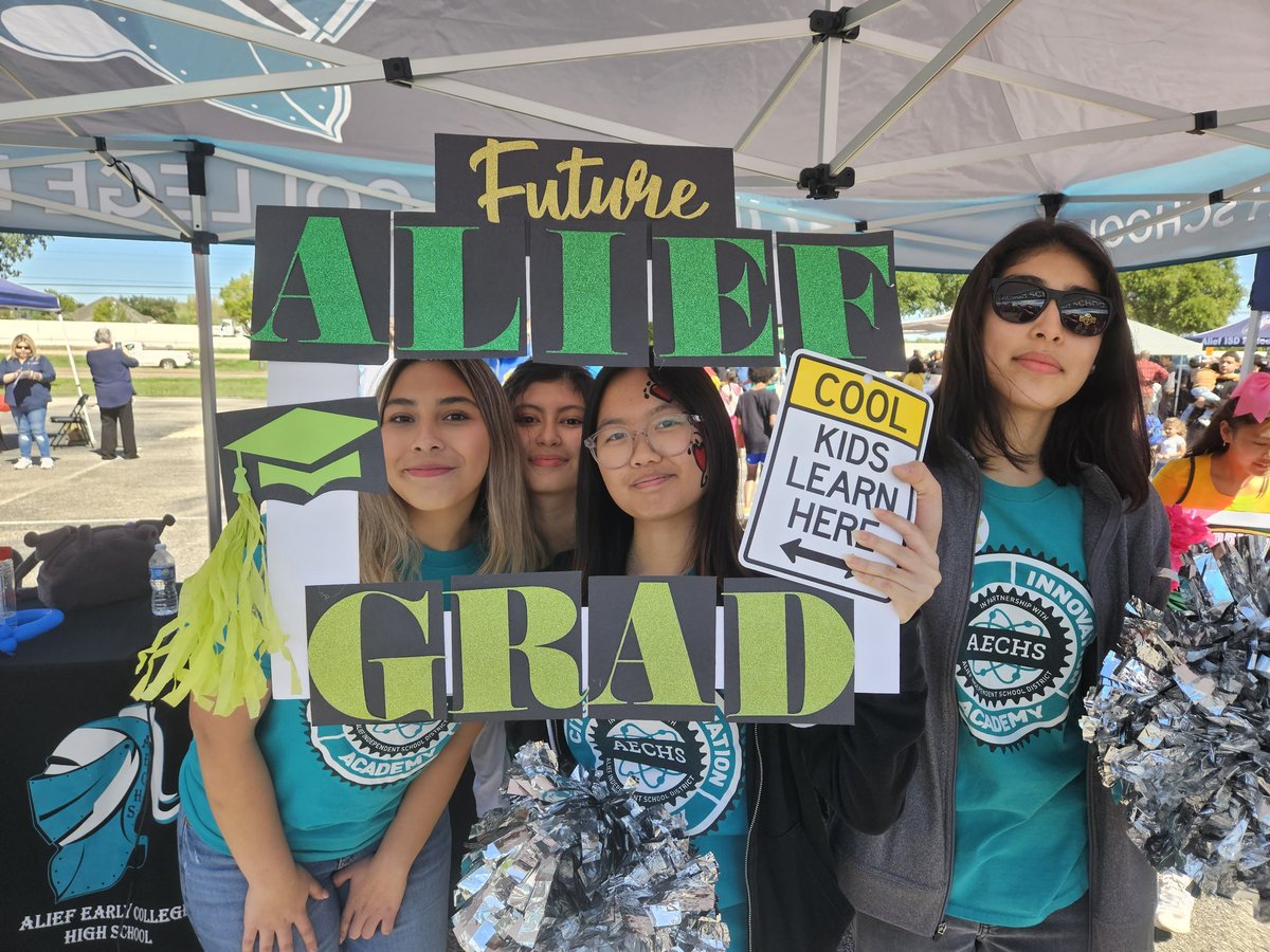 SOAR_LINC_NHS's tweet photo. #AliefProudDay with SOAR/LINC/PEP and @AliefWellness #goodstuff #AliefGraduates #VamosSOARLINC @SOAR_NHS @AliefECHS https://t.co/ujbpRIkMMx