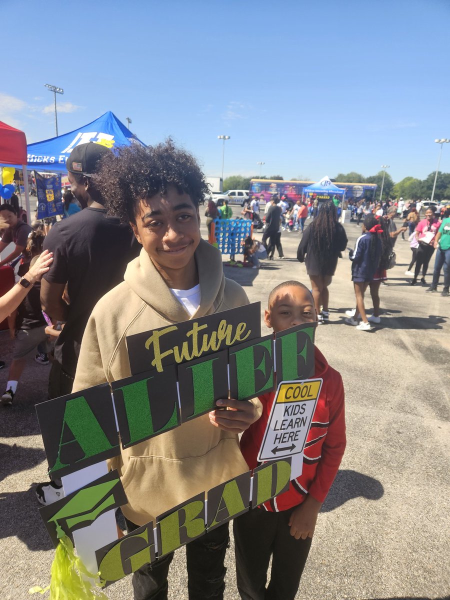 SOAR_LINC_NHS's tweet photo. #AliefProudDay with SOAR/LINC/PEP and @AliefWellness #goodstuff #AliefGraduates #VamosSOARLINC @SOAR_NHS https://t.co/Famn2t4a05