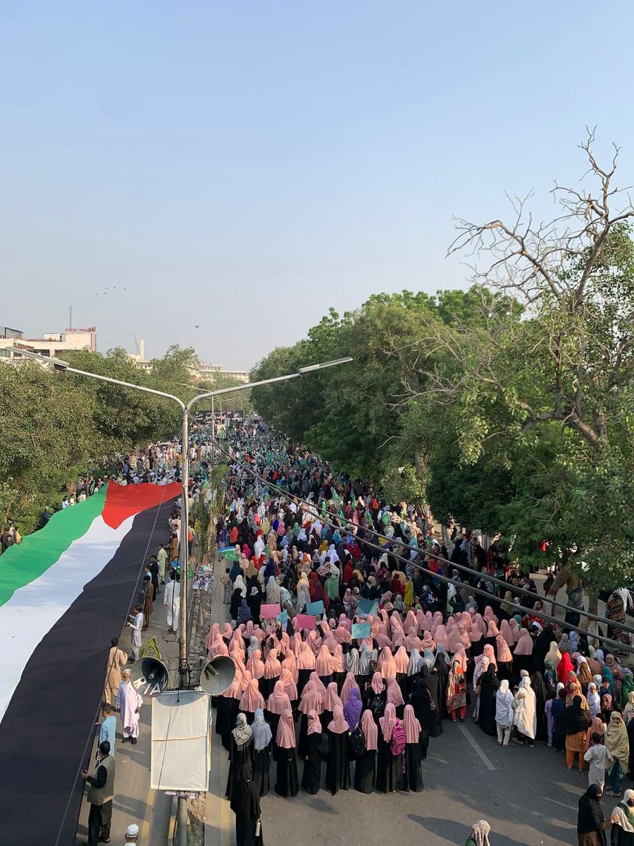 Zafar16678's tweet photo. Hundreds of Pakistanis took to the streets in several parts of the country yesterday to protest Israel’s siege and fierce bombing on the Gaza Strip,demanding an end to the oppression of the Palestinian people.This picture is from Lahore via Hafeez Al-Rahman.
#TodayPakistan
#Gaza https://t.co/jiiz2hexpw