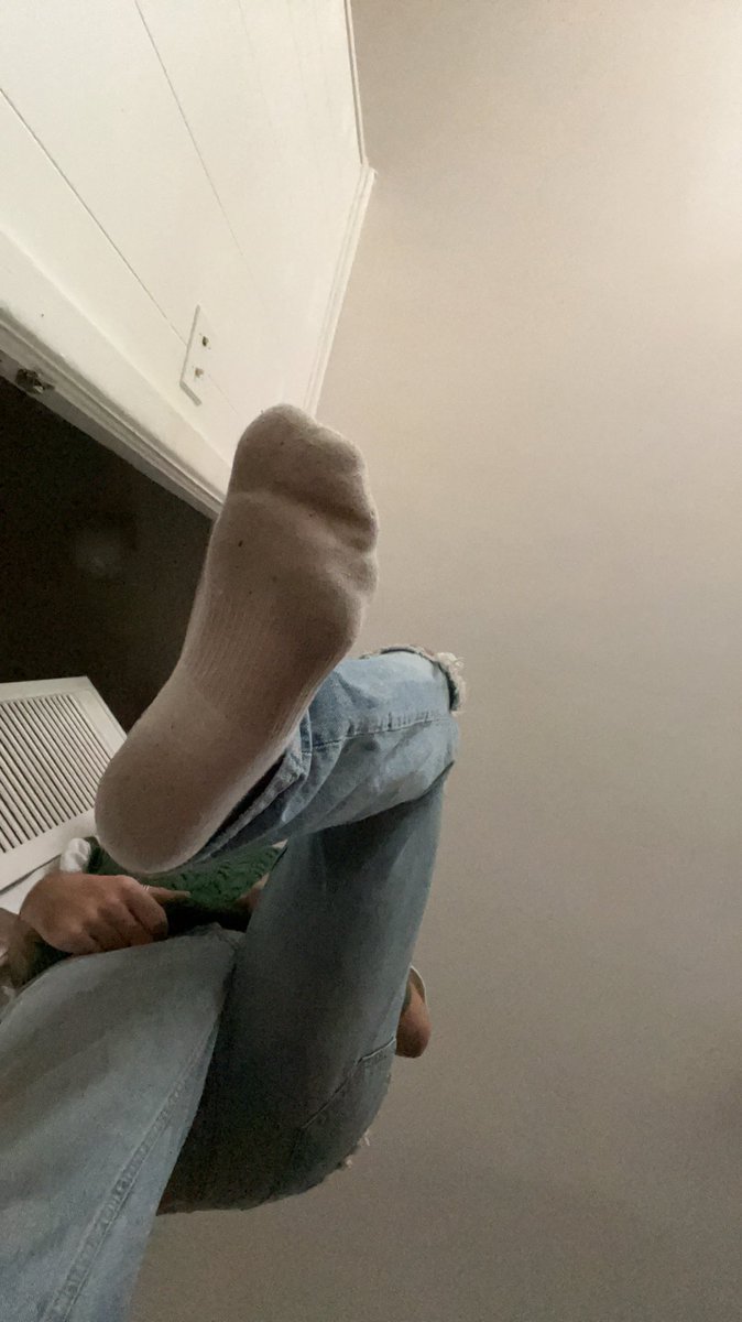 MasterOtis98's tweet photo. Let me walk on you.

#cashmaster #cashpig #cashslave #finD #findom #footmaster #footslave #sniffmysocks #twinkfeet #footfetish #alpha #boyfeet #domfeet #paypig #sweatyfeet https://t.co/4b5VxlLAmG