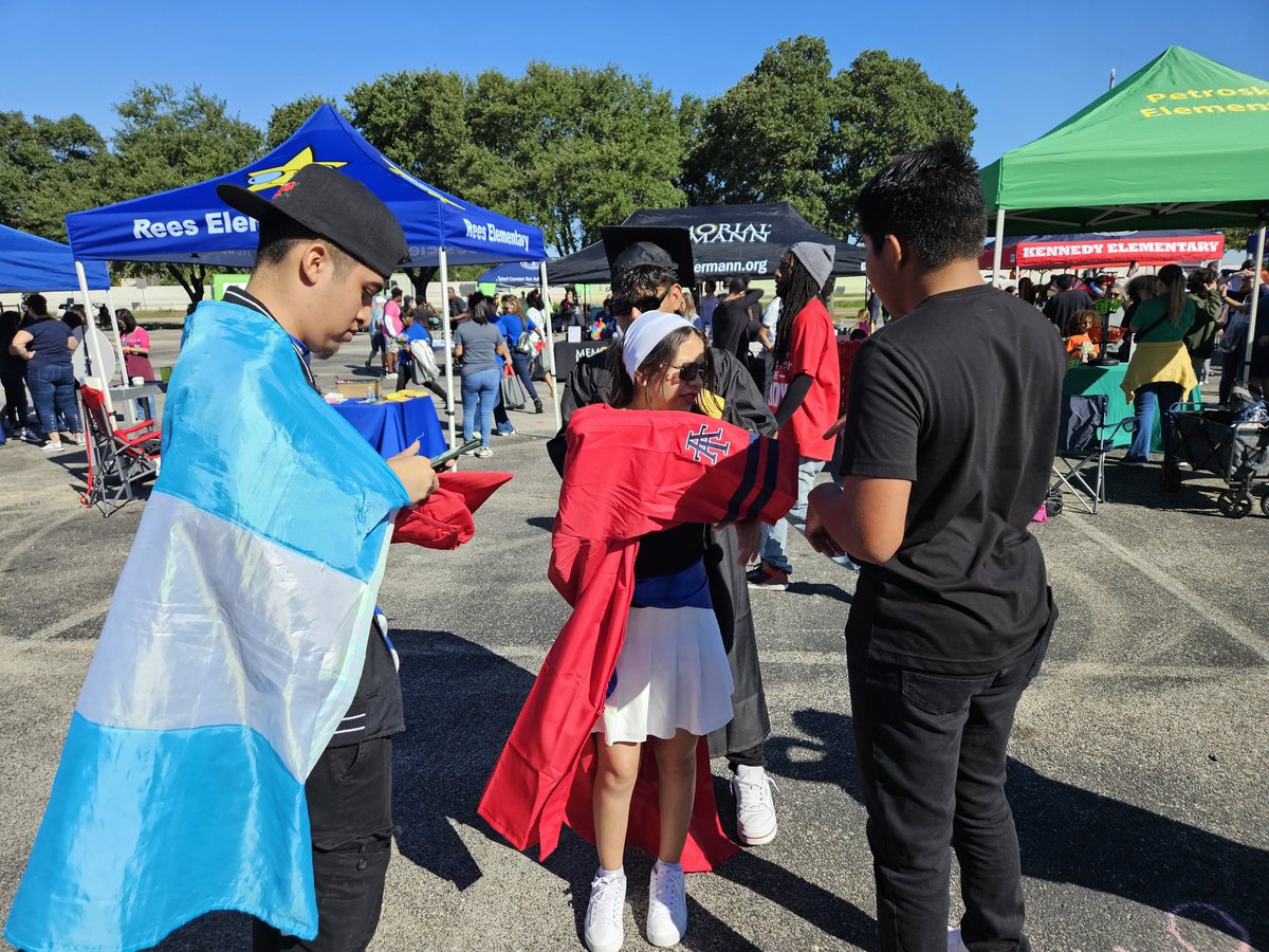 SOAR_LINC_NHS's tweet photo. #AliefProudDay with SOAR/LINC/PEP and @AliefWellness #goodstuff #AliefGraduates #VamosSOARLINC @SOAR_NHS https://t.co/uqOge0ZQWi