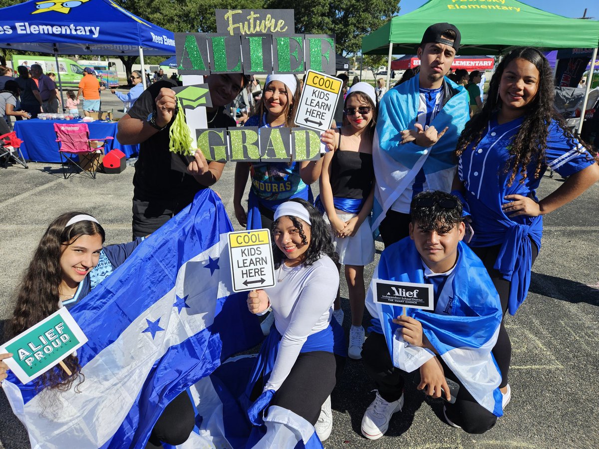 SOAR_LINC_NHS's tweet photo. #AliefProudDay with SOAR/LINC/PEP and @AliefWellness #goodstuff #AliefGraduates #VamosSOARLINC @SOAR_NHS https://t.co/CzUnFAt1Sb