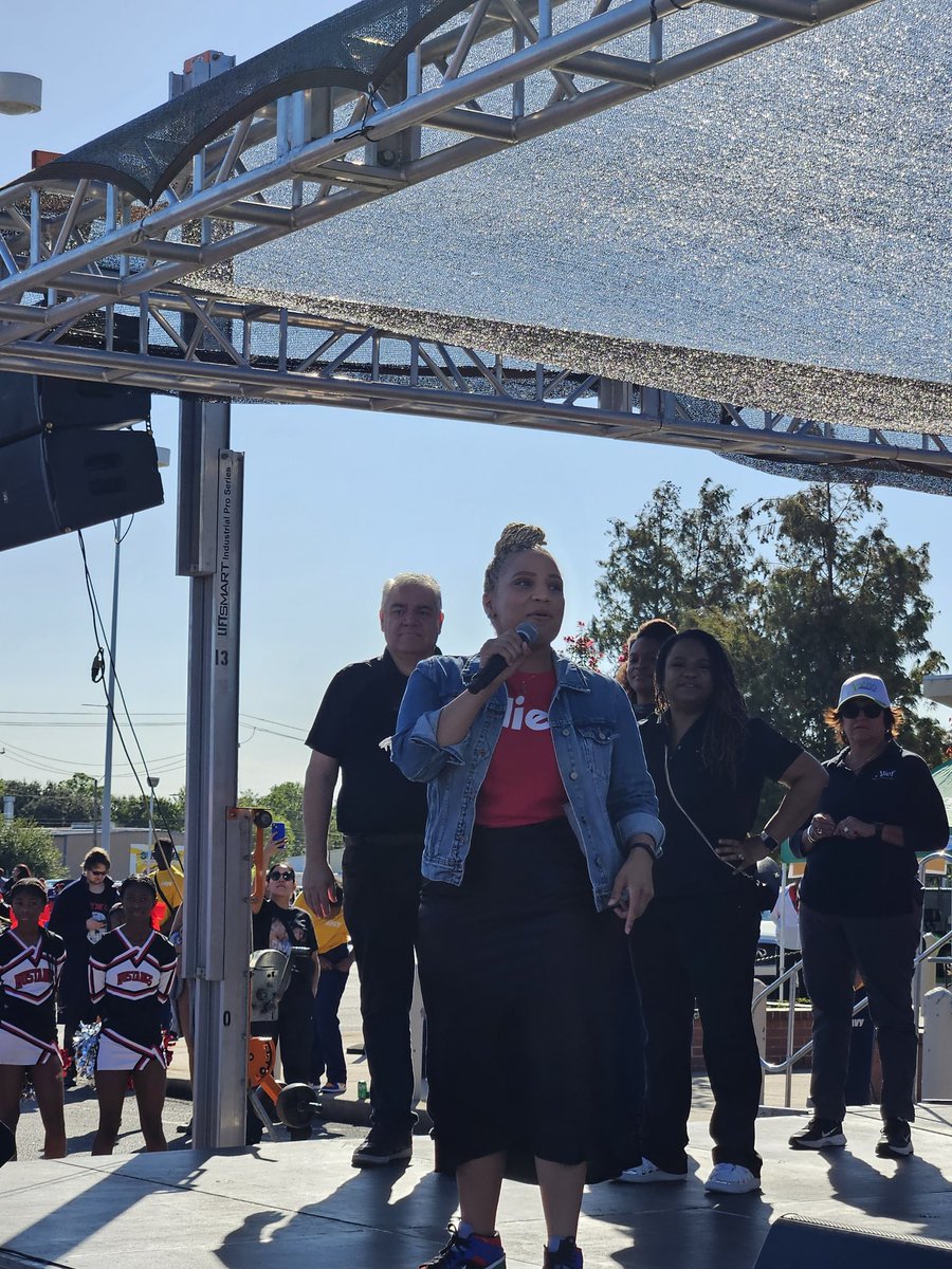 SOAR_LINC_NHS's tweet photo. Councilwoman @TiffanyForAlief #AliefProudDay with SOAR/LINC/PEP and @AliefWellness #goodstuff #AliefGraduates #VamosSOARLINC @SOAR_NHS https://t.co/Ys2BFk0lp9