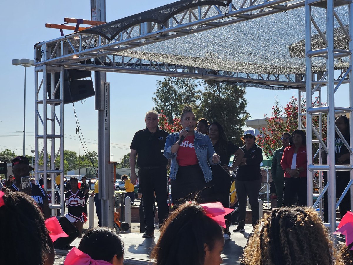 SOAR_LINC_NHS's tweet photo. Councilwoman @TiffanyForAlief #AliefProudDay with SOAR/LINC/PEP and @AliefWellness #goodstuff #AliefGraduates #VamosSOARLINC @SOAR_NHS https://t.co/Ys2BFk0lp9