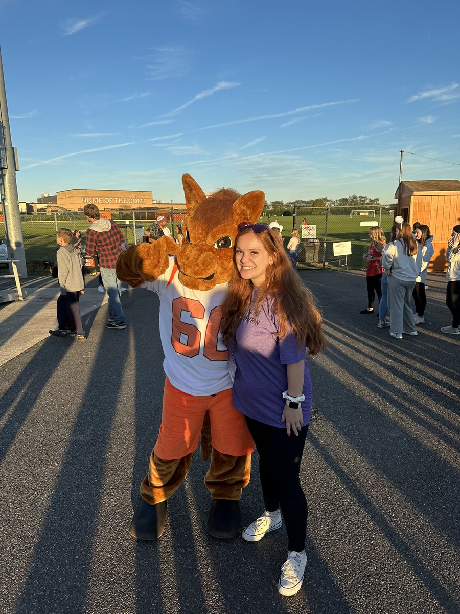 MissDeWinne's tweet photo. Homecoming fun! Class color day for the pep rally where my Class of 2026 got 2nd place and the fan favorite award for our spirit wall! And then the homecoming game with the cutest mascot 🐴🧡🤎 @CRHSD https://t.co/Brk7fM27yO