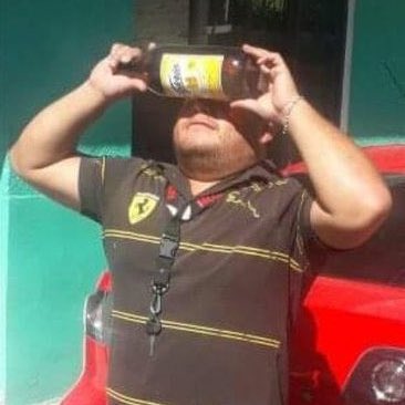 🚨VEJA: Homem tenta observar o eclipse solar pelo fundo da garrafa de refrigerante. #EclipseSolar