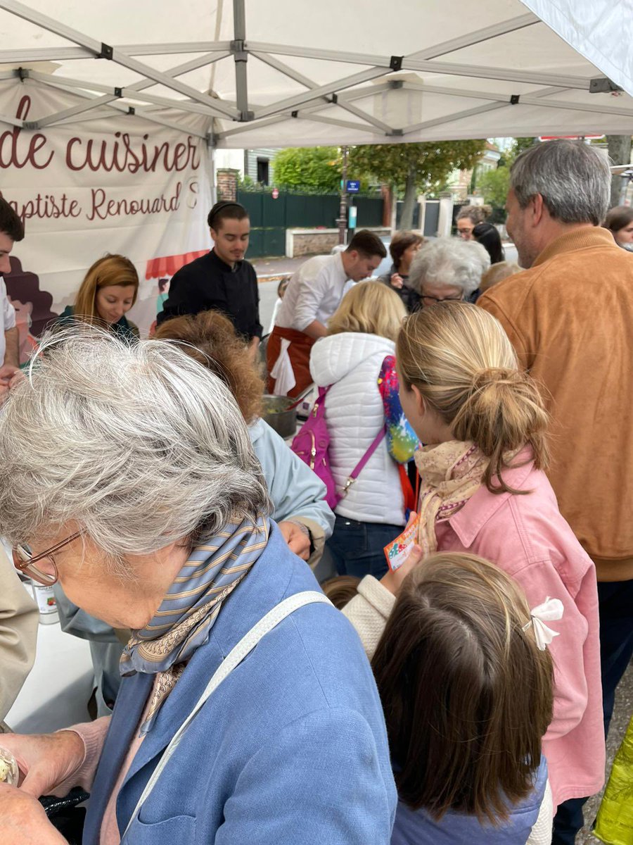 francoiseaski's tweet photo. Grand succès pour l’animation « l’art de cuisiner » au marché de Stella @VilleSaintCloud #servicecommerce . Merci au chef Baptiste Renouard d’avoir régalé nos papilles. Retrouvons le bientôt dans son restaurant bistronomique devant notre nouveau marché des Avelines. https://t.co/7eAu2UAXX6