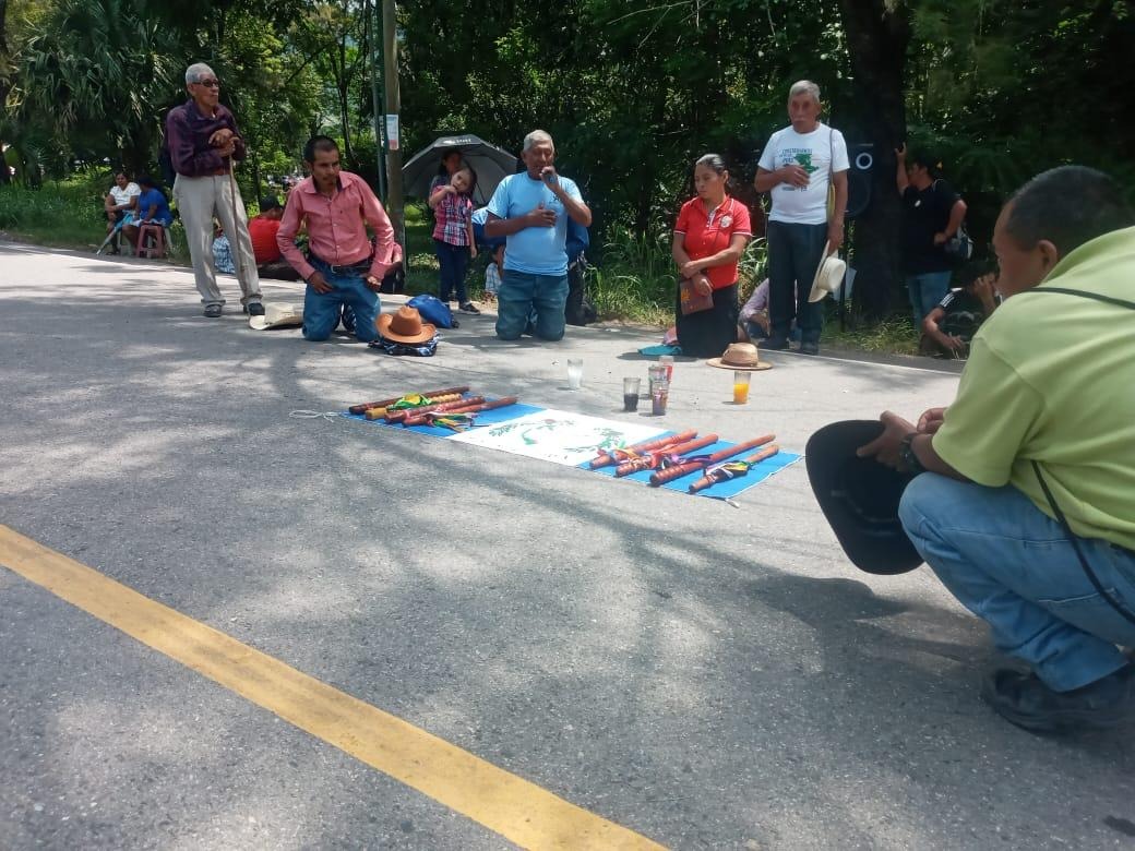 #GuateResiste ✊🏽 El pueblo Ch'orti' continúa en resistencia. Hoy cumplen 13 días de paro nacional indefinido.

Las autoridades maya Ch'orti' abren jornada de protesta con una invocación maya sobre la carretera, en el cruce de Olopa y Quezaltepeque, Chiquimula. En este punto en el