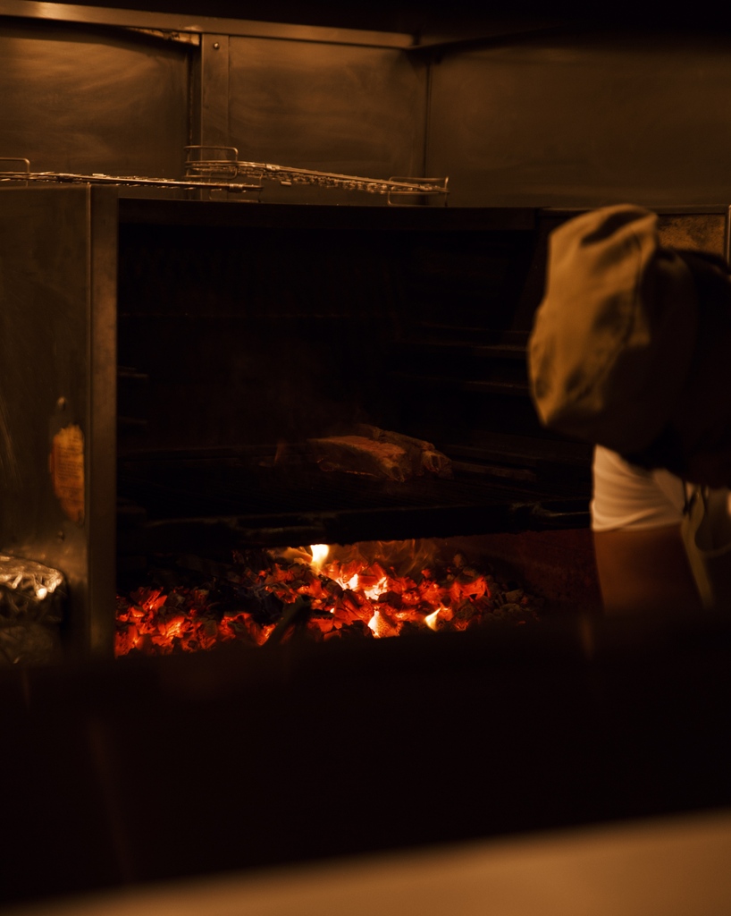 Out of the rain, cozy by the fire 😍 Join us for dinner by making your reservations here -> bit.ly/3OZ2OOa

#SweetbriarNYC #LiveFireCooking