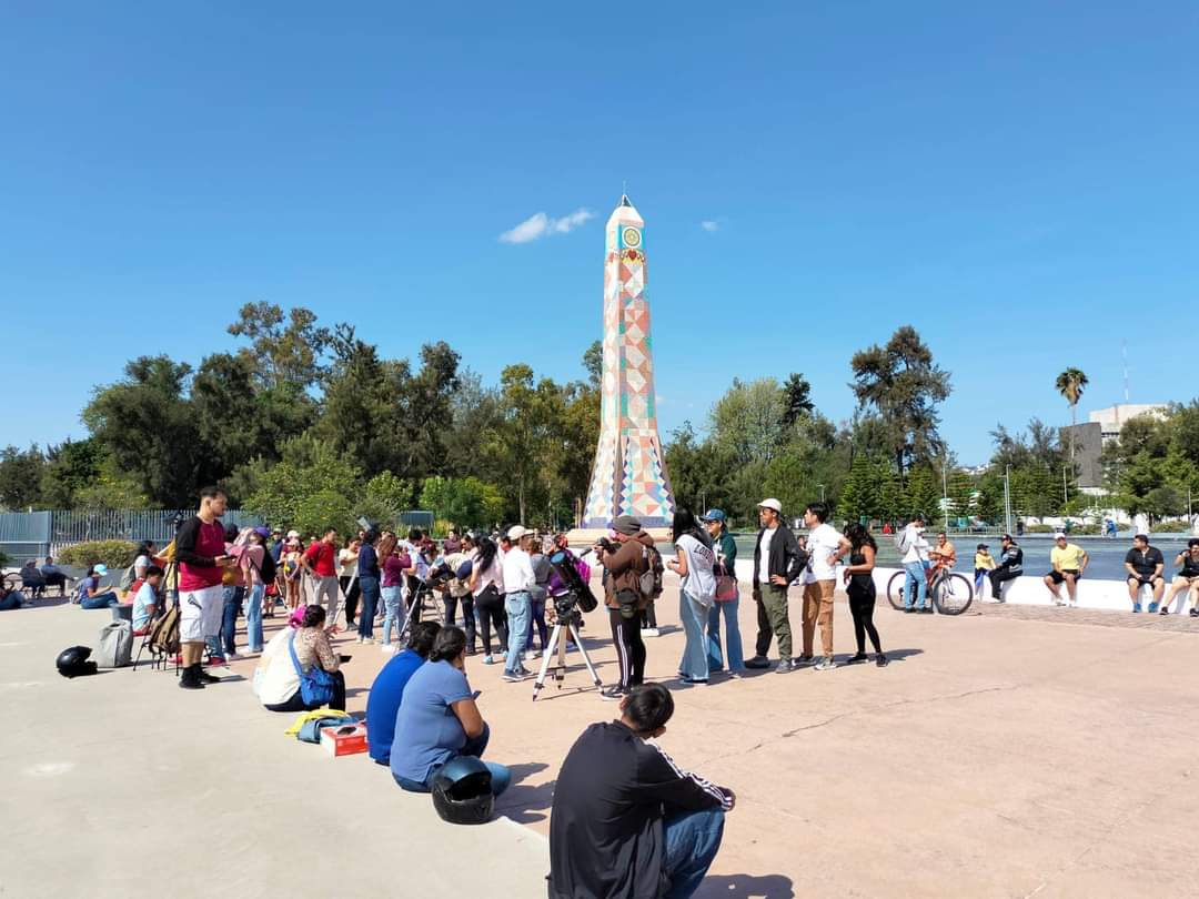 El Eclipse Solar reunió a familias completas en nuestro Parque Irekua para disfrutar de este fenómeno que no pasaba hace más de 20 años en Guanajuato ☀️🌒 #ConPasoFirme