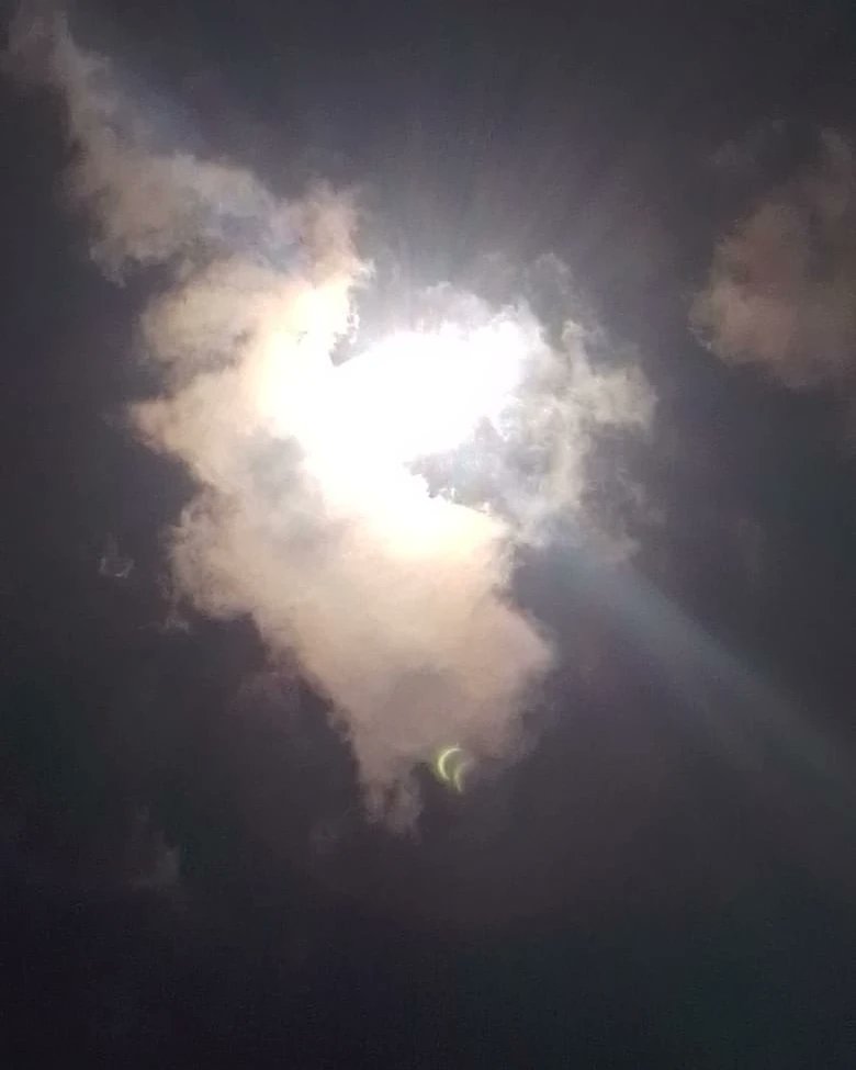 GuaTeSostenible's tweet photo. #EclipseGT - Así se vio el eclipse en Ciudad de Guatemala. ¿Lograste verlo? 😎

Fotos @hugobrock &amp; @reast.illustration 

#GuateSostenible https://t.co/2lFcgmxpZE
