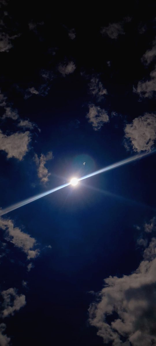 GuaTeSostenible's tweet photo. #EclipseGT - Así se vio el eclipse en Ciudad de Guatemala. ¿Lograste verlo? 😎

Fotos @hugobrock &amp; @reast.illustration 

#GuateSostenible https://t.co/2lFcgmxpZE