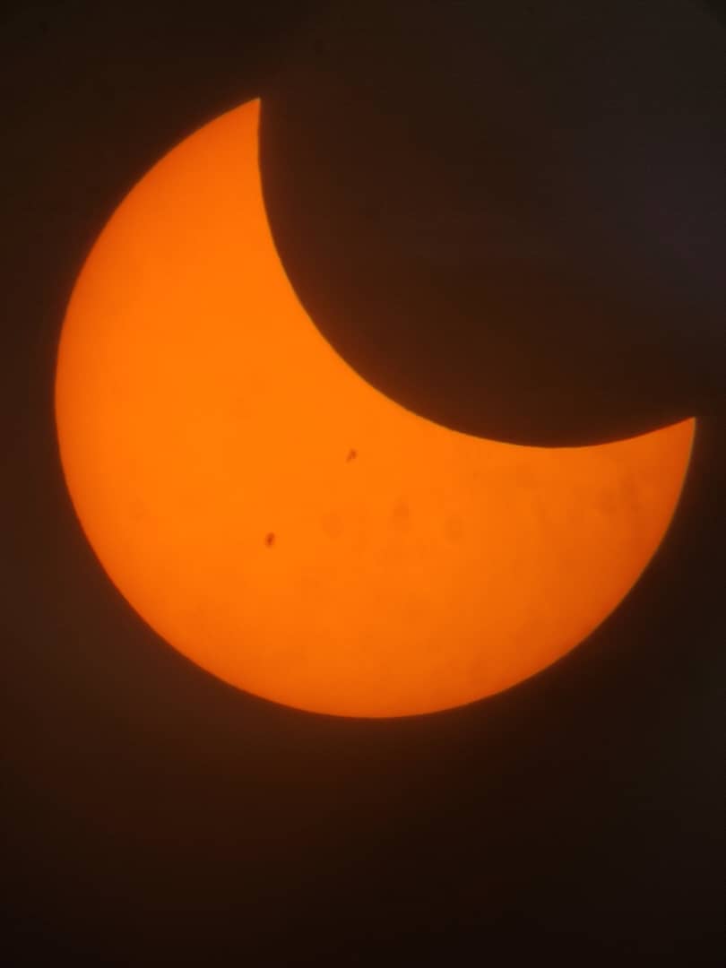 worldstereovzla's tweet photo. #14Oc Así se aprecia el #EclipseSolar esta sábado. Se observa un 68% del sol eclipsado
📸Fotos Cortesía: @alda_lara
#WorldStereo #Mundo #Venezuela #Lara #Barquisimeto #Sol #Luna #Tierra @NASA https://t.co/93Sce983GE