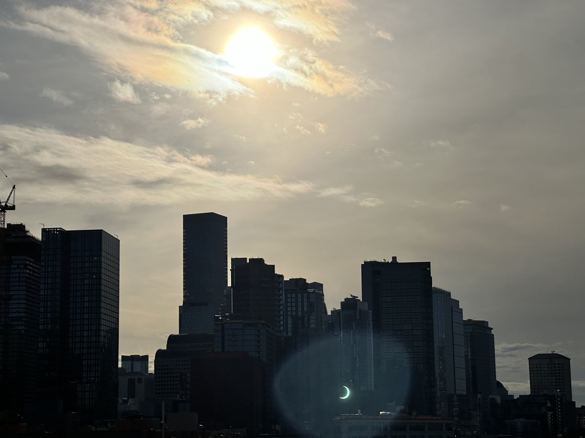 lylegeorge's tweet photo. Annular Eclipse 2023 &amp; refraction over Seattle. #solareclipse https://t.co/sJTW3NDabB