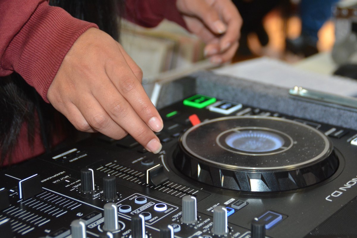 zona_loschillos's tweet photo. 💿#QuitoConCultura | Con gran convocatoria, se realizó la #MasterClassDjs en Conocoto. Los exponentes Alex Marcillo y Exxon Valdez, proporcionaron tips, trucos y manejo de equipos a los participantes.
#QuitoRenace con cultura. https://t.co/Zb4DuvdvmG