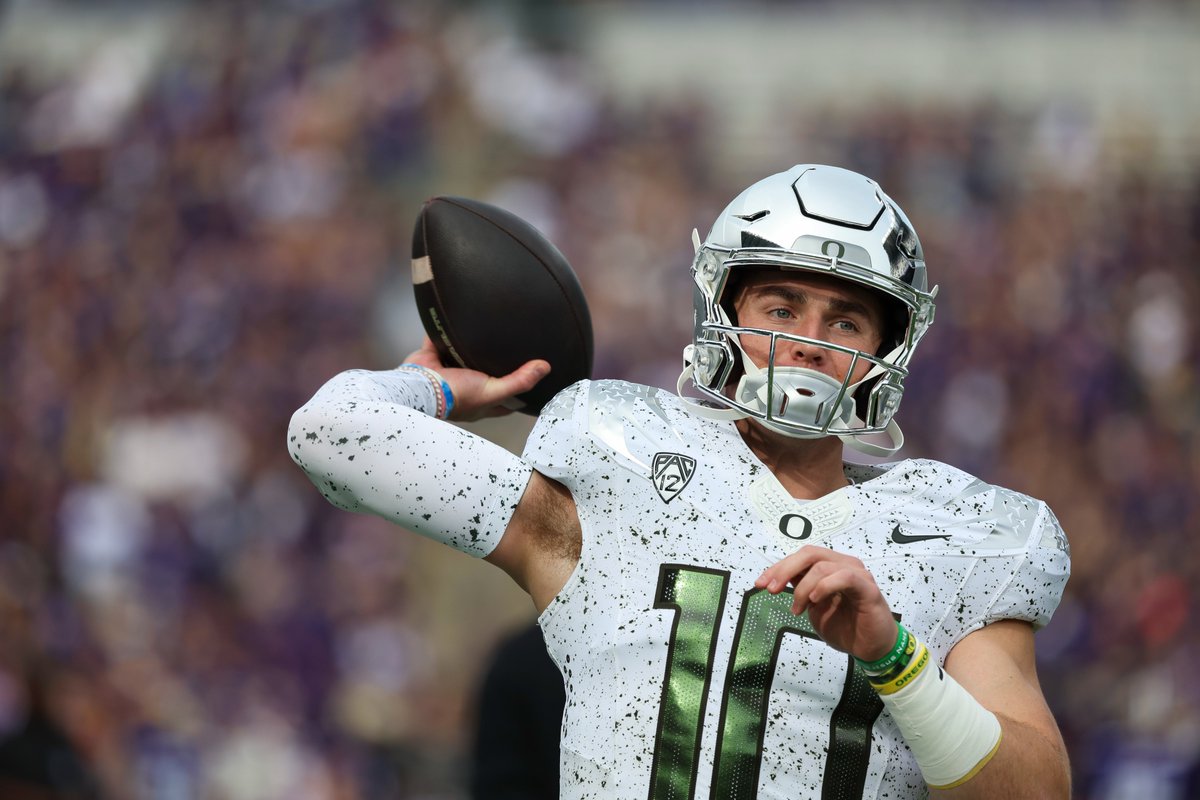 oregonfootball's tweet photo. Let's fly. #GoDucks https://t.co/5vNIMeCaZN