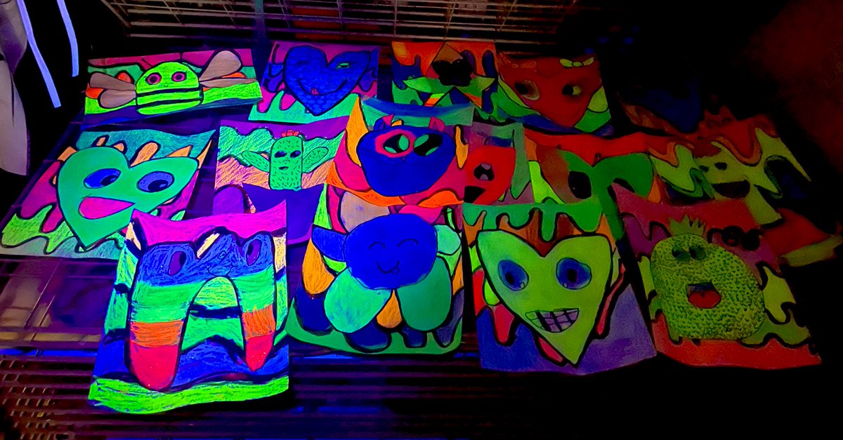 ShorterTWE's tweet photo. 2nd grade glow projects fill the drying rack! Sooooo COOL 😎 
@TWEHowl @TXEart @Crayola @KatyISDFineArts https://t.co/YpO0tufcCl