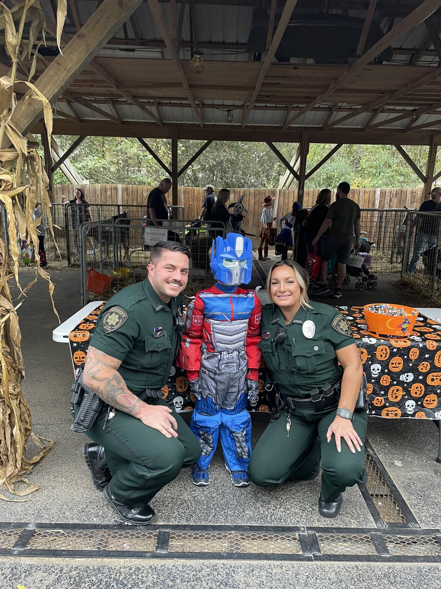 LPZ’s first night of trick or treat!! We love our partnership with the zoo! 

#OneFamilyOneMission