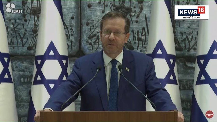 ibrahimkaragul's tweet photo. İsrail Cumhurbaşkanı Isaac Herzog;
"Gazze’de siviller dahil hiç kimse masum değil."

Öyleyse İsrail’de hiç kimse masum değil. 
Sizin “sivil” dedikleriniz de masum değil.

Bu cümle, İsrail’e çok ağır bedeller ödetecek.
Bu cümleden sonra her İsrailli hedef olacak. 

Zihin sapkın olunca kendi insanlarını ateşe attığını bile farketmiyor. 

Delirmişler..
Bütün ayarları bozulmuş.