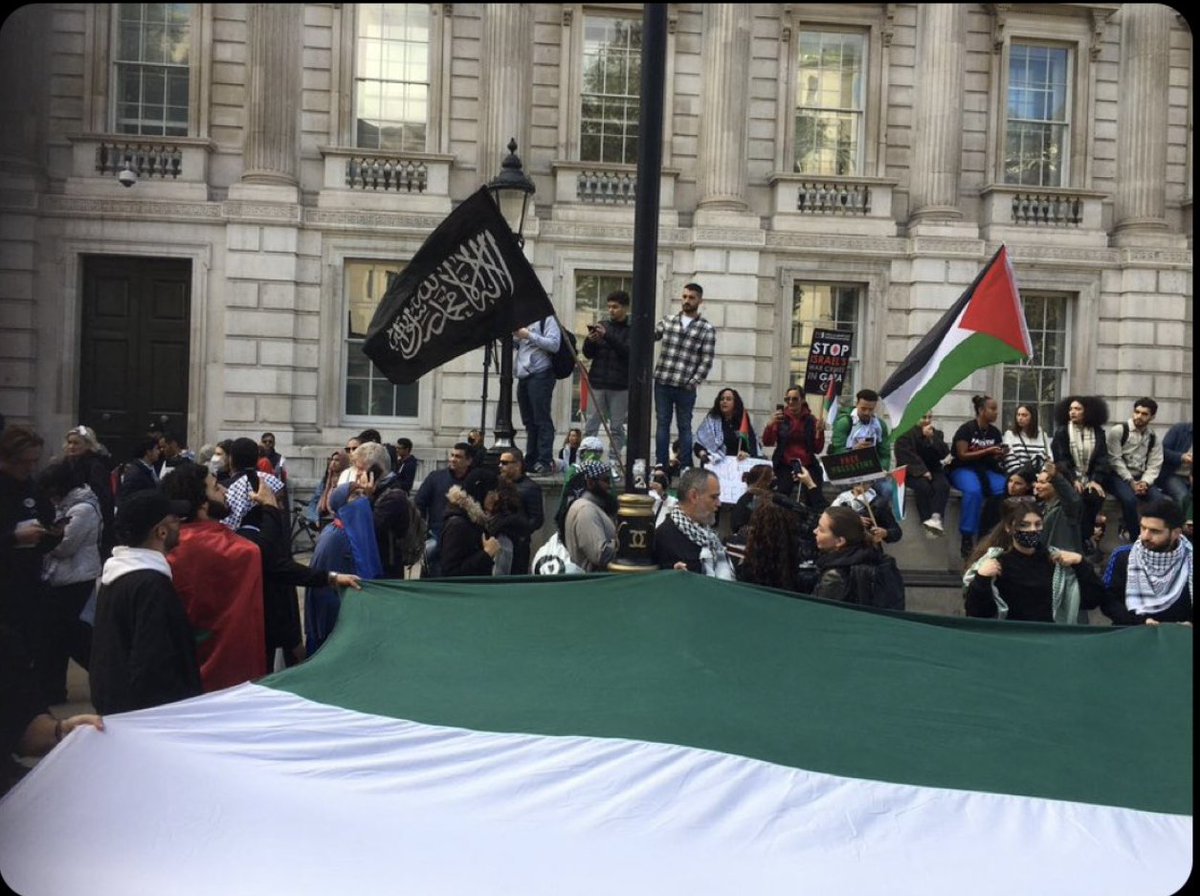 A Londra alle manifestazioni per Gaza anche le bandiere di Al Qaeda. Progressisti per Hamas crescono...