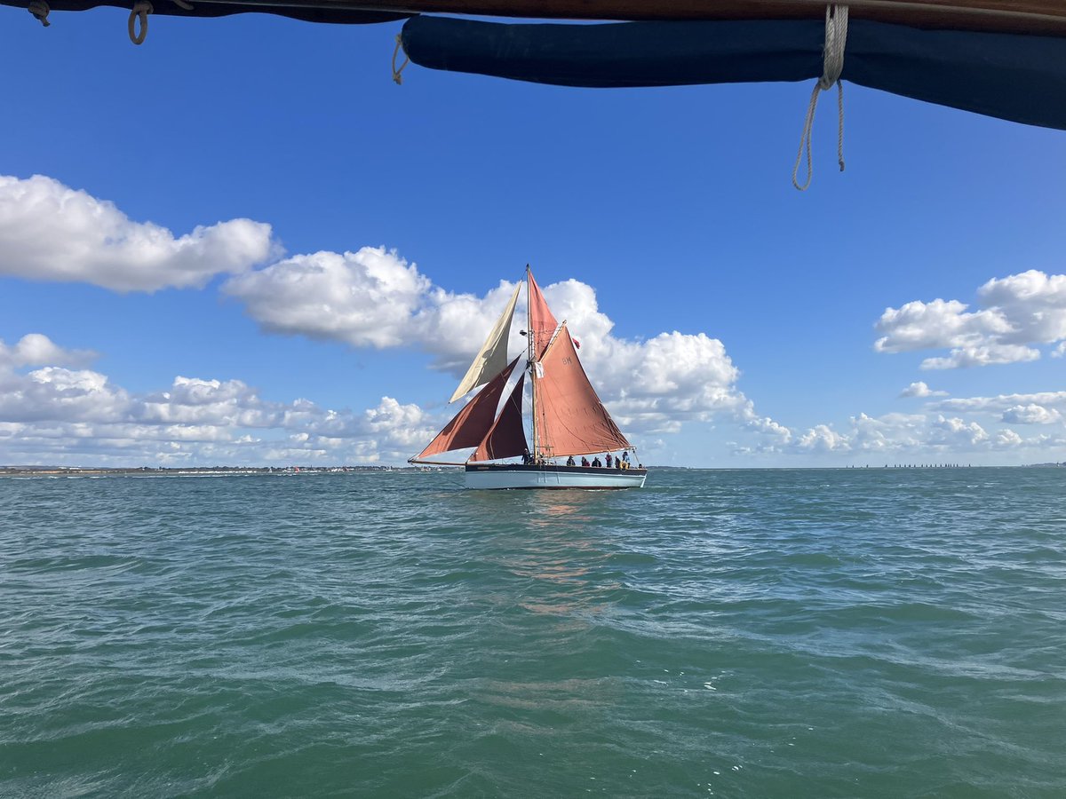 ResearchthePast's tweet photo. Lovely sight sailing past us today #GoldenVanity @FirstClassSail @NatHistShips #Solent https://t.co/mtNKe8qEOE