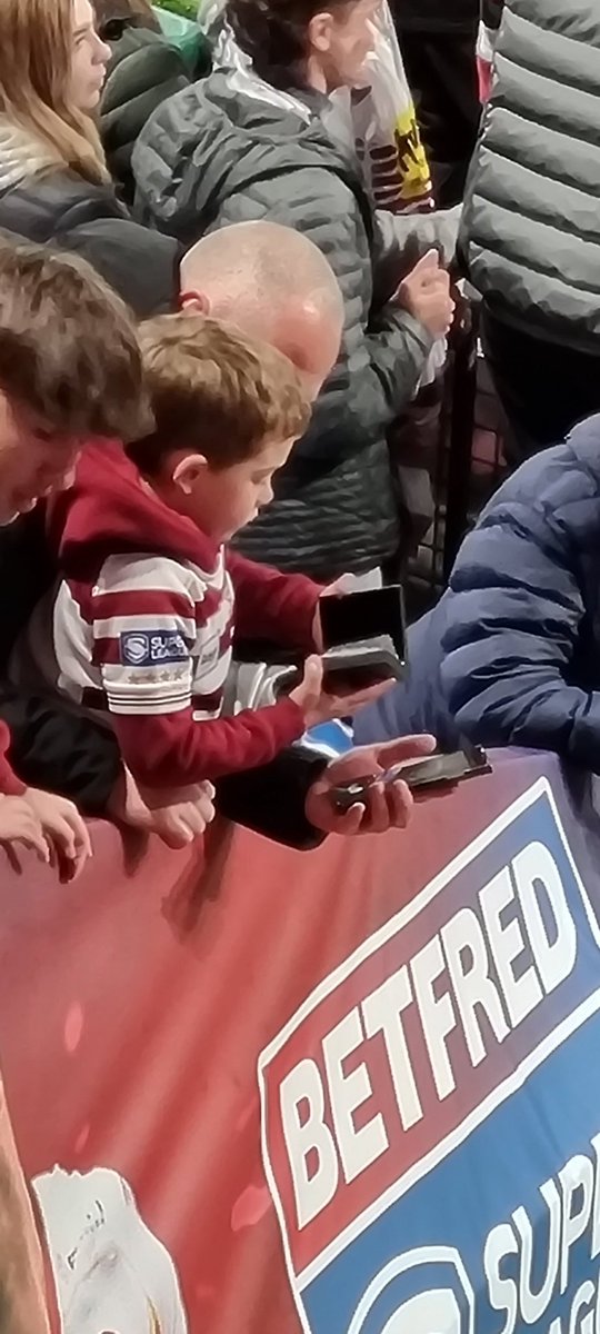 qrpzk1's tweet photo. Sam Tomkins gives away his runners up medal to a young fan #betfred #superleague #samtomkins #catalandragons #superleaguegrandfinal #wiganwarriors https://t.co/0Q6qQgj3jU