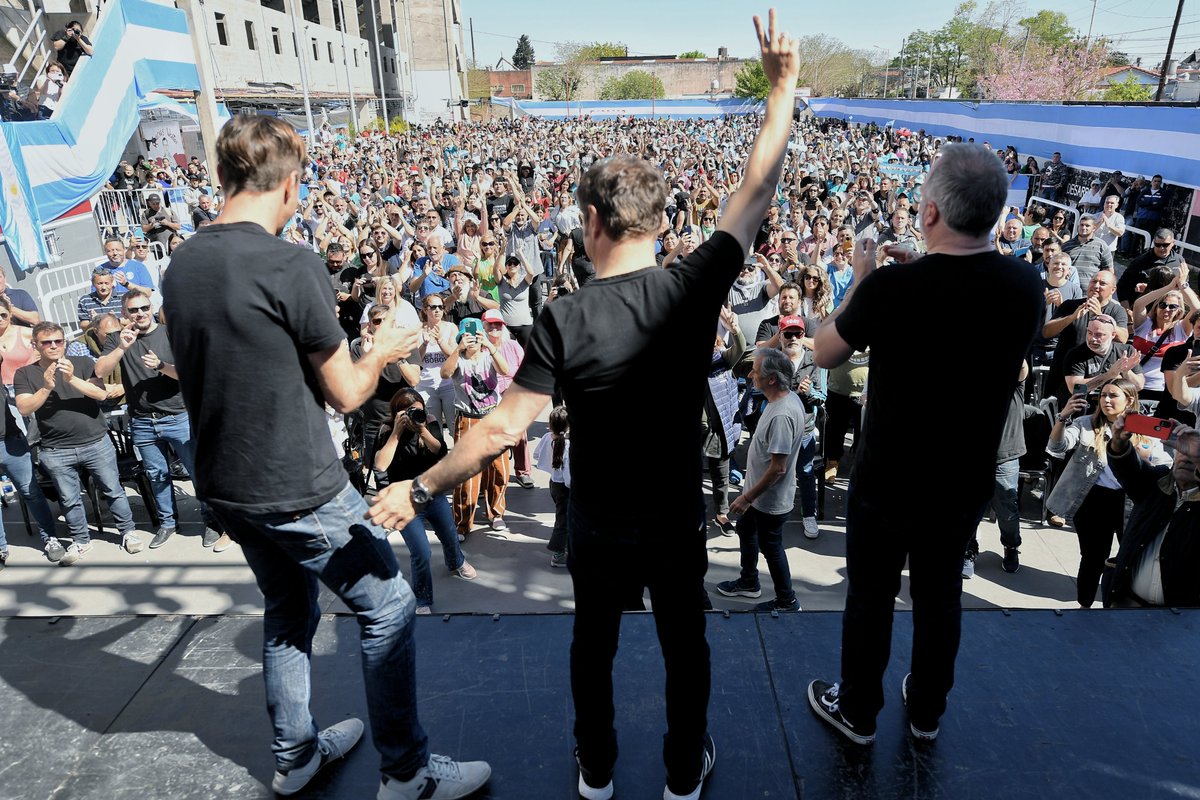Kicillofok's tweet photo. Quedan pocos días para el 22 de octubre y nuestra obligación es conseguir que todo el pueblo de la provincia de Buenos Aires tome dimensión de lo que se juega en estas elecciones: los derechos que tanto esfuerzo costó conseguir.

En Morón conocen muy bien las ideas de la derecha. Con las empresas de Mauricio Macri detrás, quisieron cobrarles a todos los vecinos y vecinas por el derecho a los servicios de saneamiento.

Cuando ese escándalo se terminó, llegó al municipio un gobierno que tiene como único destinatario de sus políticas al pueblo que representa. Fue un honor para mí acompañarlos en esta etapa en la que pudimos garantizar el 100% de cloacas en el distrito, gratis y sin negocios ocultos.

La etapa que se viene es con @LucasGhi en Morón y con @SergioMassa como el presidente de la Nación que se plante ante el FMI y los poderosos para cuidar, proteger y defender a nuestro pueblo.

#LaBanderaNosUne🇦🇷
#DERECHOalFUTURO ➡️❤️