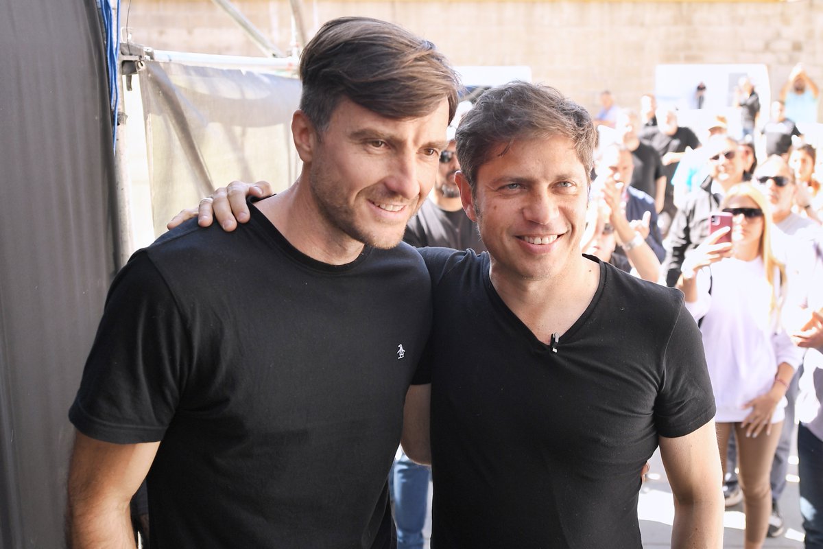 Kicillofok's tweet photo. Quedan pocos días para el 22 de octubre y nuestra obligación es conseguir que todo el pueblo de la provincia de Buenos Aires tome dimensión de lo que se juega en estas elecciones: los derechos que tanto esfuerzo costó conseguir.

En Morón conocen muy bien las ideas de la derecha. Con las empresas de Mauricio Macri detrás, quisieron cobrarles a todos los vecinos y vecinas por el derecho a los servicios de saneamiento.

Cuando ese escándalo se terminó, llegó al municipio un gobierno que tiene como único destinatario de sus políticas al pueblo que representa. Fue un honor para mí acompañarlos en esta etapa en la que pudimos garantizar el 100% de cloacas en el distrito, gratis y sin negocios ocultos.

La etapa que se viene es con @LucasGhi en Morón y con @SergioMassa como el presidente de la Nación que se plante ante el FMI y los poderosos para cuidar, proteger y defender a nuestro pueblo.

#LaBanderaNosUne🇦🇷
#DERECHOalFUTURO ➡️❤️