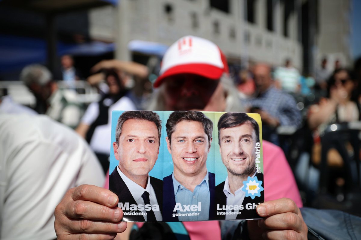 Kicillofok's tweet photo. Quedan pocos días para el 22 de octubre y nuestra obligación es conseguir que todo el pueblo de la provincia de Buenos Aires tome dimensión de lo que se juega en estas elecciones: los derechos que tanto esfuerzo costó conseguir.

En Morón conocen muy bien las ideas de la derecha. Con las empresas de Mauricio Macri detrás, quisieron cobrarles a todos los vecinos y vecinas por el derecho a los servicios de saneamiento.

Cuando ese escándalo se terminó, llegó al municipio un gobierno que tiene como único destinatario de sus políticas al pueblo que representa. Fue un honor para mí acompañarlos en esta etapa en la que pudimos garantizar el 100% de cloacas en el distrito, gratis y sin negocios ocultos.

La etapa que se viene es con @LucasGhi en Morón y con @SergioMassa como el presidente de la Nación que se plante ante el FMI y los poderosos para cuidar, proteger y defender a nuestro pueblo.

#LaBanderaNosUne🇦🇷
#DERECHOalFUTURO ➡️❤️
