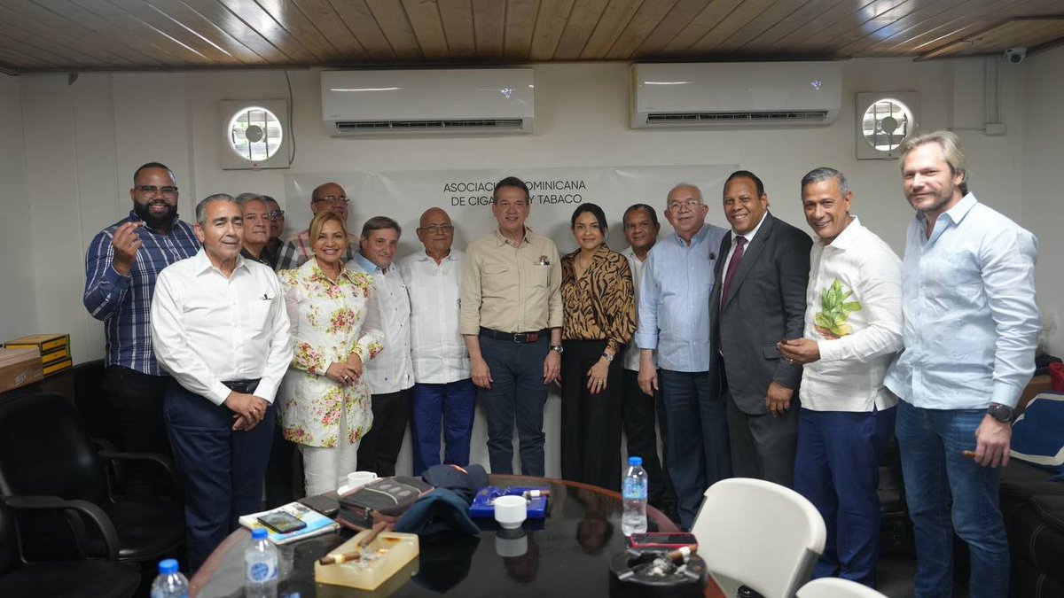 En nuestra visita a Santiago, sostuvimos un encuentro en Tamboril, con representantes de la Asociación Dominicana de Cigarros y Tabaco (ADOCITAB), encabezada por su presidente Osvaldo Radhames Rodriguez.